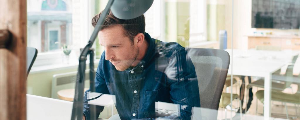 Ein Mann arbeitet an seinem Büro-Schreibtisch